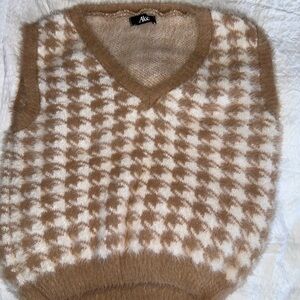 Ake Fuzzy Houndstooth V-Neck Sweater Vest - Beige & White